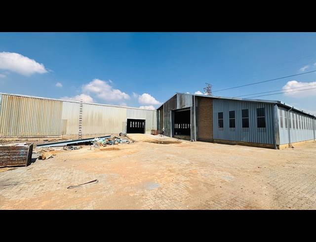 3,740M² WAREHOUSE TO LET IN CHAMDOR